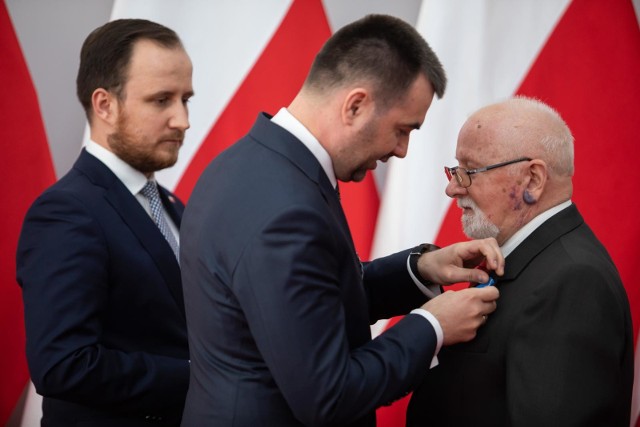 Dwadzieścia jeden osób z regionu zostało uhonorowanych Medalem Stulecia Odzyskanej Niepodległości. Uroczystość odbyła się w piątek w Urzędzie Wojewódzkim w Bydgoszczy. Zobaczcie galerię zdjęć z tego wydarzenia.