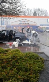 Pojemnik z kwasem azotowym pękł na parkingu galerii handlowej