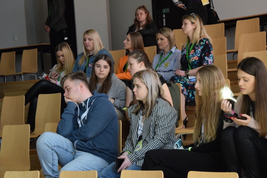 Ponad 400 uczniów ze Świętokrzyskiego wzięło udział w konferencji Young Camp '23 w Podzamczu Chęcińskim. Zobacz zdjęcia