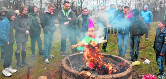 Konkurs ekologiczny w Borkowicach zakończyło ognisko. Jedną z kategorii konkursu było przygotowanie Marzanny z odpadków.