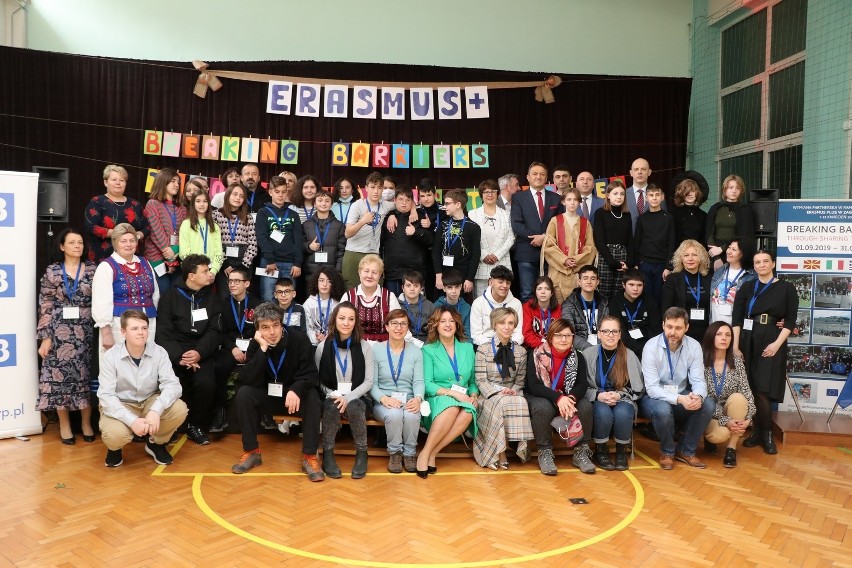 W Szkole Podstawowej i Przedszkolu w Zagnańsku wspólnie pokonują bariery językowe. Wyjątkowi goście w odwiedzinach 