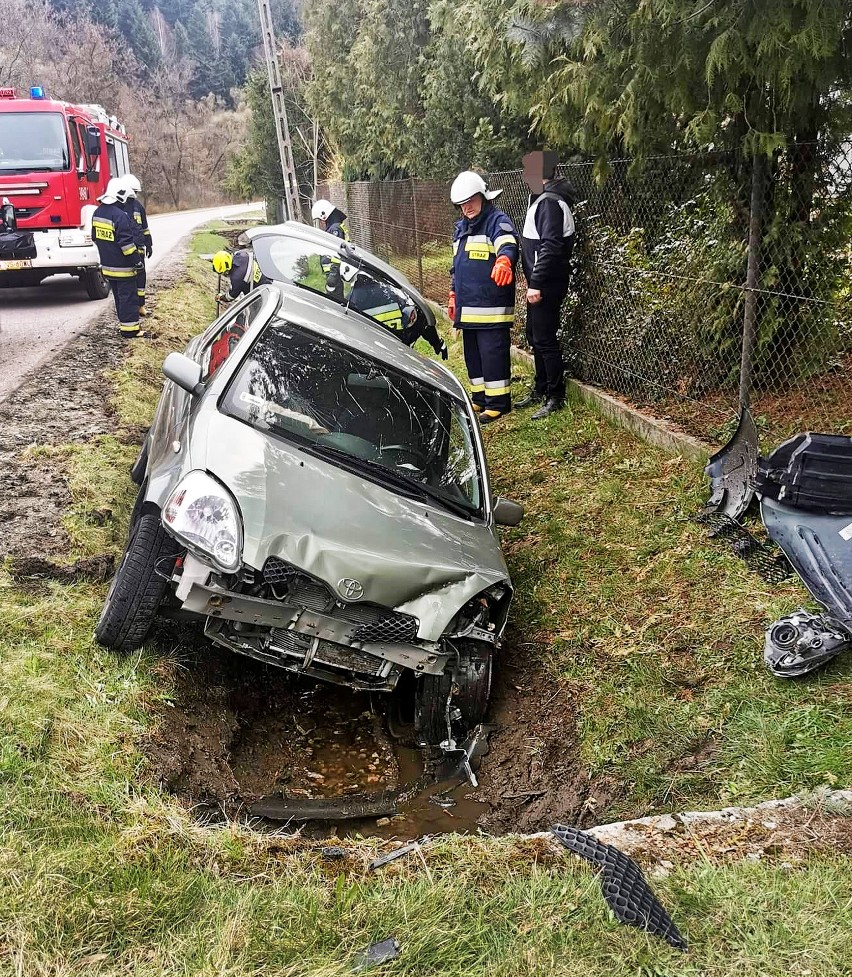 Fatalny finał jazdy doliną Popradu. Peugeot rozbił się w przydrożnym rowie w Łomnicy