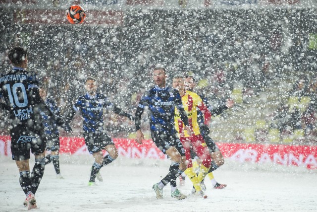Przy takich opadach śniegu, w tak anormalnych warunkach zagrali piłkarze Korony Kielce i Lecha Poznań.
