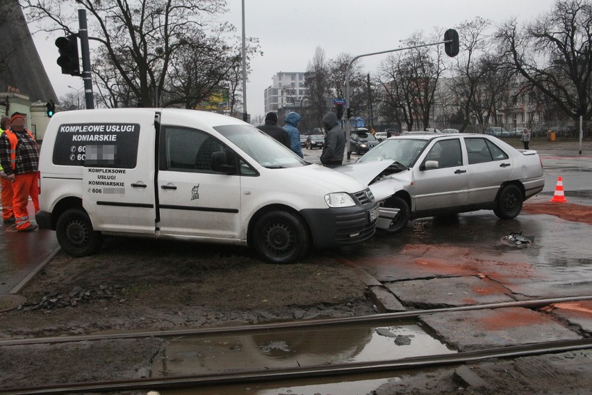 Wypadek na Politechniki. Volkswagen zderzył się z seatem [ZDJĘCIA]