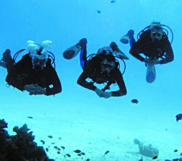 Strzeleccy nurkowie w wodach Morza Czerwonego w Egipcie. Od lewej: Dariusz Parkitny, Adrian Kastura i Piotr Parkitny.