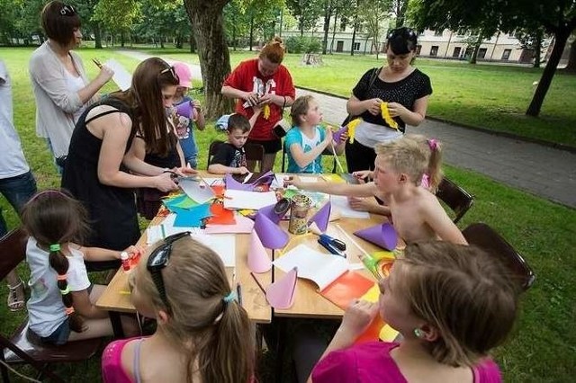 Podczas pikników sąsiedzkich atrakcji nie brakuje zarówno dla dzieci, jak i dla dorosłych. Maluchy mogą m.in. puszczać wielkie bańki mydlane i nauczyć się grać na bębnach. (zdjęcie poglądowe)