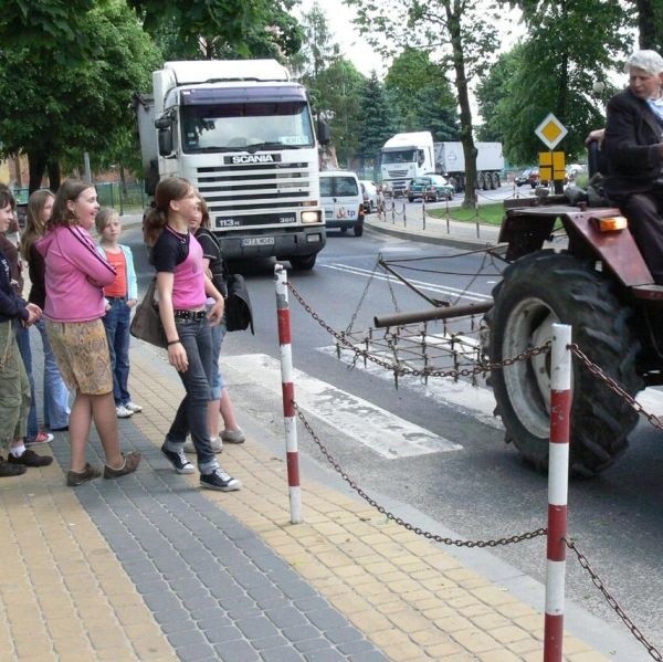 Ruchliwa droga wojewódzka biegnie przez centrum Grębowa. Dzieci są ciągle w niebezpieczeństwie.