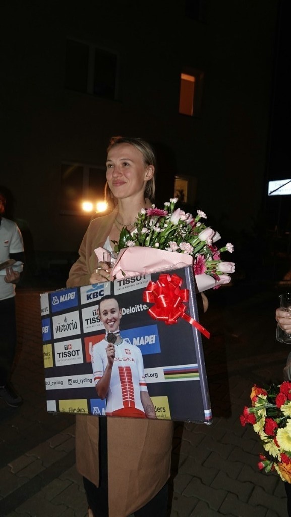 Ochotnica Dolna. Huczne powitanie Kasi Niewiadomej - brązowej medalistki mistrzostw świata w kolarstwie szosowym