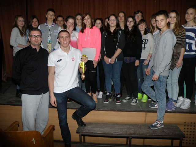 Piotr Lisek podczas spotkania z uczniami i nauczycielami poznańskiej szkoły