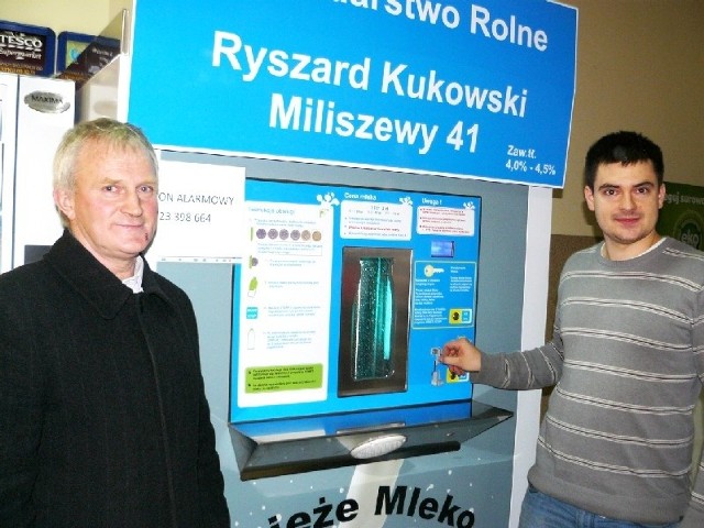 Ryszard Kukowski i Dariusz Kukowski (z prawej) mlekomat w Gołubiu-Dobrzyniu uruchomili zaledwie kilka dni temu