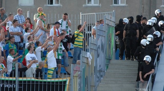 Jednym z zadań ochroniarzy - tak zwanych ,,żółwi'' - jest pilnowanie sektora, zajmowanego przez przyjezdnych kibiców. W tej części stadionu najczęściej dochodzi do chuligańskich wybryków.