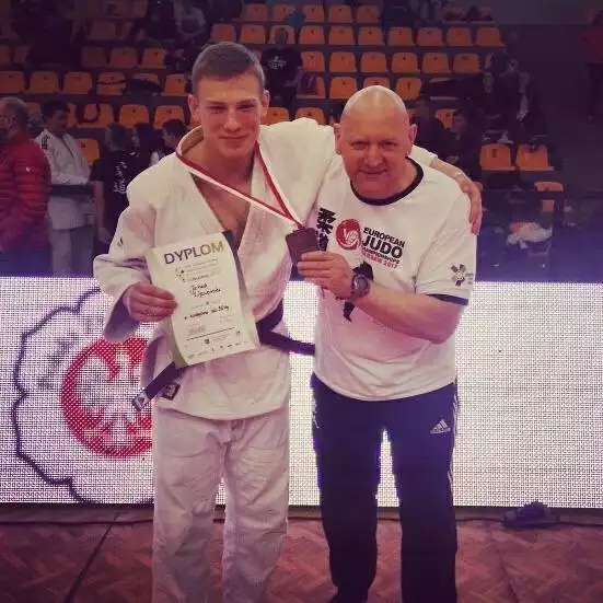 Jakub Węsierski z sekcji judo Olimpii zdobył brąz mistrzostw Polski juniorów młodszych w kategorii - 90k. Obok jego trener Wiesław Szpręglewski