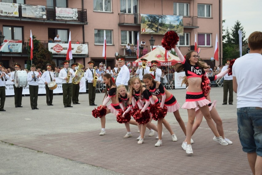 Parada i tańce instrumentalistów w Skale. Festiwal Orkiestr Wojskowych i Dętych