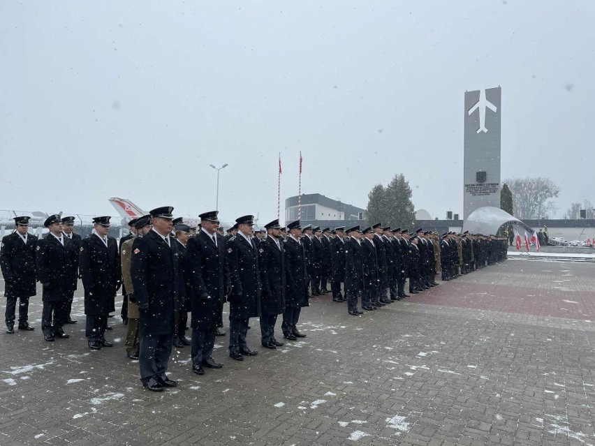 Promocja oficerska absolwentów Lotniczej Akademii Wojskowej w Dęblinie. Przystąpiło do niej 147 żołnierzy, w tym 17 kobiet. Zdjęcia