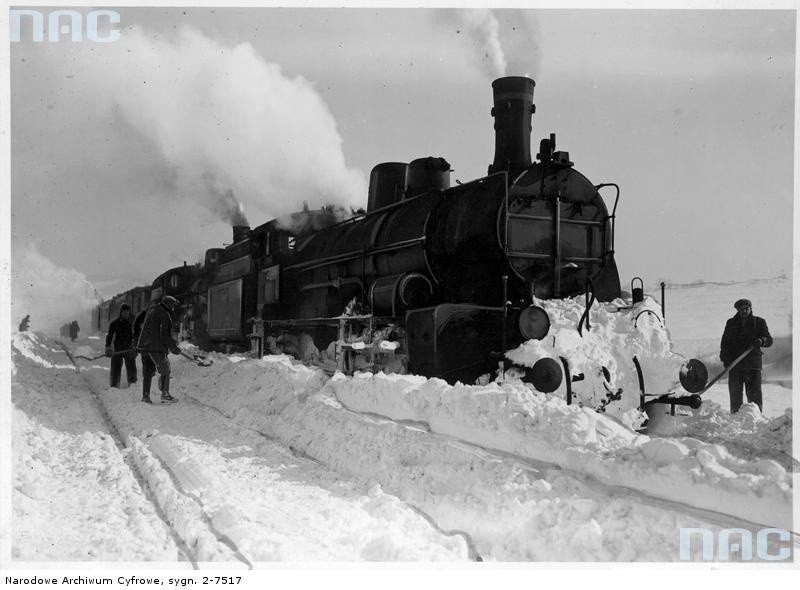 1940 r. Pociąg osobowy zakopany w śniegu. Kolejarze podczas...