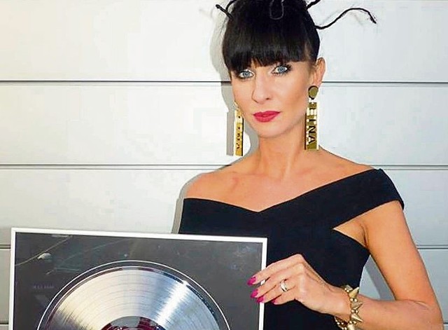 Joanna Kaczanowska uroczyście odebrała platynową płytę podczas festiwalu disco polo w Ostródzie