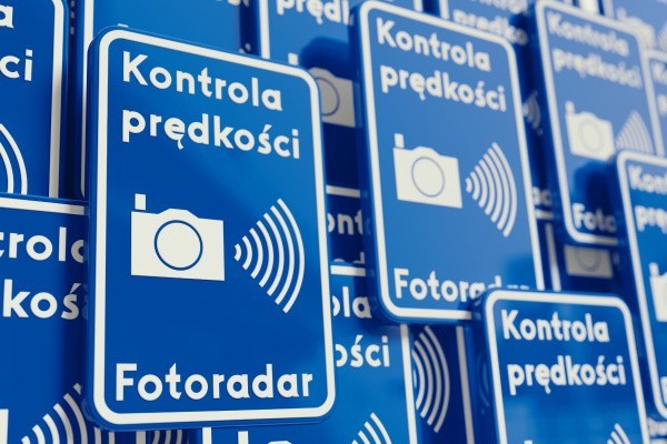 Nowe fotoradary na podkarpackich drogach. Urządzenia zamontowano w Boguchwale i w Widełce. "Kierowcy jeżdżą teraz... zbyt wolno"