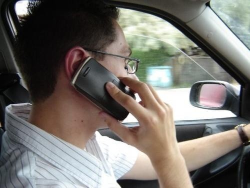 Fot. M.Pobocha: Używanie telefonu komórkowego podczas prowadzenia samochodu jest zabronione. Mandat wynosi 200 zł i 2 punkty karne.