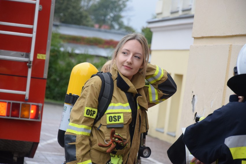 Strażacy z JRG i OSP z powiatu sępoleńskiego wchodzili po...