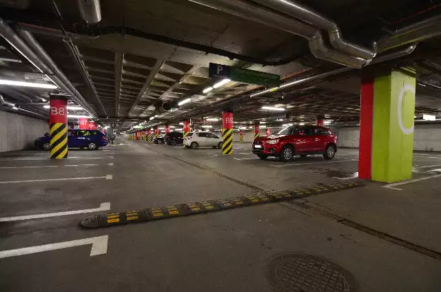 Parking podziemny pod dworcem dotychczas umożliwiał tylko płatność bilonem. Od nowego roku za korzystanie z niego zapłacimy również kartą płatniczą