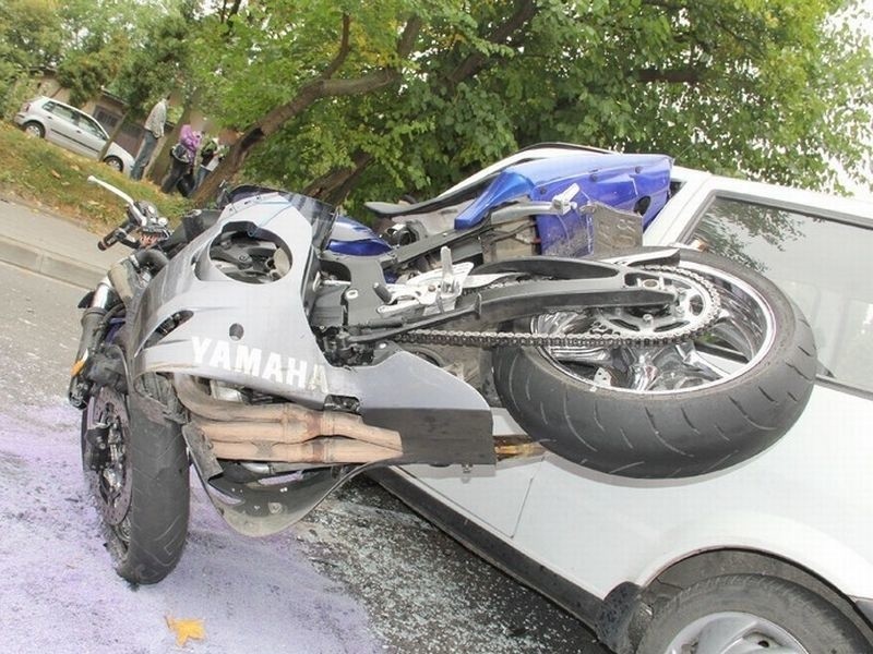 Motocykl uderzył w fiata.19-latek trafił do szpitala. [FOTO]