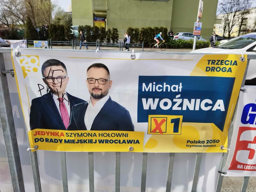 Wyzwiska i swastyka na plakatach Polski 2050. Kto za tym...