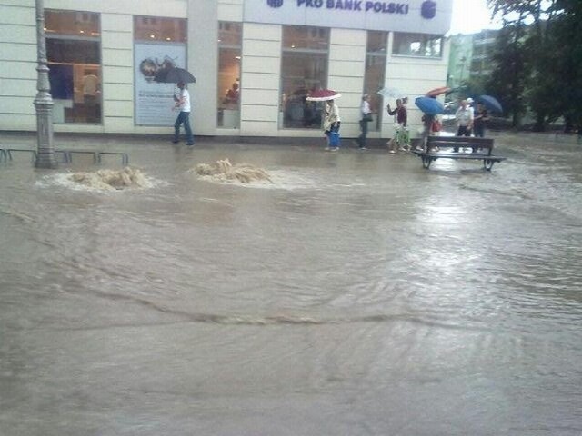 Całkowicie zalana ulica Sienkiewicza w Kielcach.