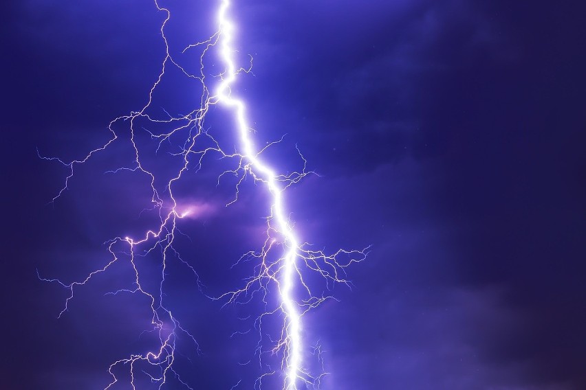 Ostrzeżenie 3 stopnia przed burzami na Pomorzu. Synoptycy ostrzegają przed silnym wiatrem, burzami, gradem i lokalnie - trąbami powietrznymi
