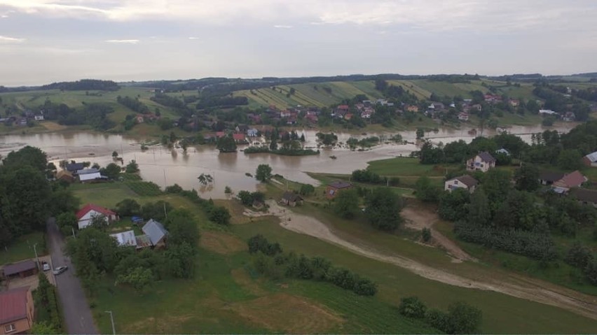 Zalana wieś Wierzchowiska w gminie Modliborzyce w powiecie...