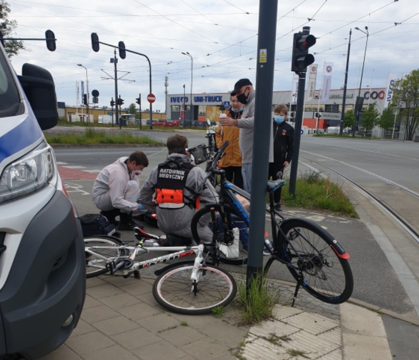 Zderzenie rowerzystów na Janowie. Kobieta w szpitalu. ZDJĘCIA