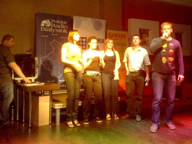 Michał Laskowski (z mikrofonem) wygrał białostockie eliminacje do Mistrzostw Polski w Karaoke