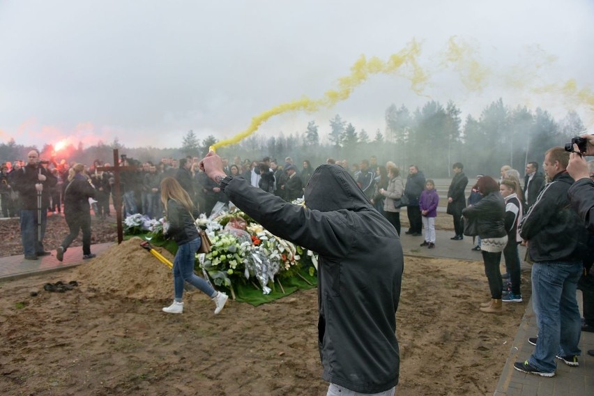 Białystok. Pogrzeb Pawła Klima. Kibice oddali mu hołd (zdjęcia, wideo)