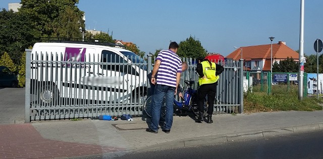 Do potrącenia doszło we wtorek (27 września) na ul. Wiśniowej w Zielonej Górze. Kierujący renault nie zauważył prawidłowo jadącej kobiety na rowerze.Rowerzystka jechała ul. Wiśniową w kierunku ul. Moniuszki. Z posesji wyjeżdżał kierowca renault. – Zajechał drogę rowerzystce doprowadzając do jej potrącenia – mówi nadkom. Małgorzata Stanisławska, rzeczniczka zielonogórskiej policji.Na miejsce przyjechała karetka pogotowia ratunkowego. Ranna rowerzystka została przewieziona do szpitala.