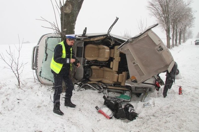 Land rover wypadając z drogi przewrócił się na bok.