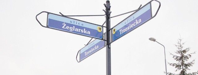 Skrzyżowanie ulic Żeglarskiej i Trzesieckiej &#8211; głównej arterii nowej dzielnicy, której nazwę pozostawiono, aby upamiętnić historię samodzielnej miejscowości. 