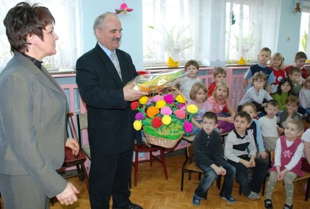 Dyrektor Krzysztof Drop przekazał dzieciom zabawki w imieniu artystów tworzących za kratami.