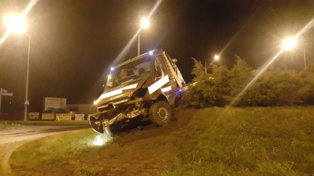 Policja w Wąbrzeźnie wyjaśnia okoliczności niecodziennego zdarzenia, do jakiego doszło na rondzie Toruńskim. Funkcjonariusze na wierzchołku wysepki ronda zastali bowiem rozbitą lawetę z autem na pokładzie. Do zdarzenia doszło 9 grudnia.Flesz - wypadki drogowe. Jak udzielić pierwszej pomocy?