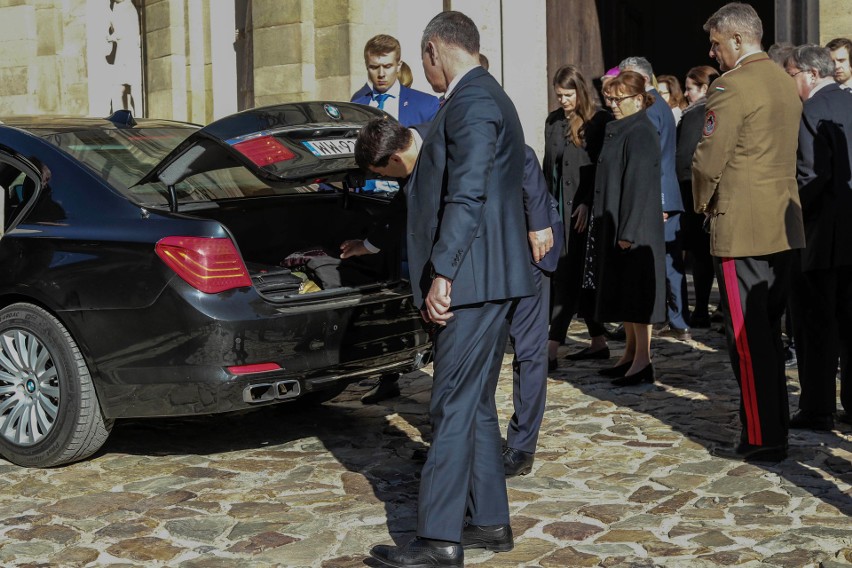 Prezydent Republiki Węgier Janos Ader wyjmuje z bagażnika...