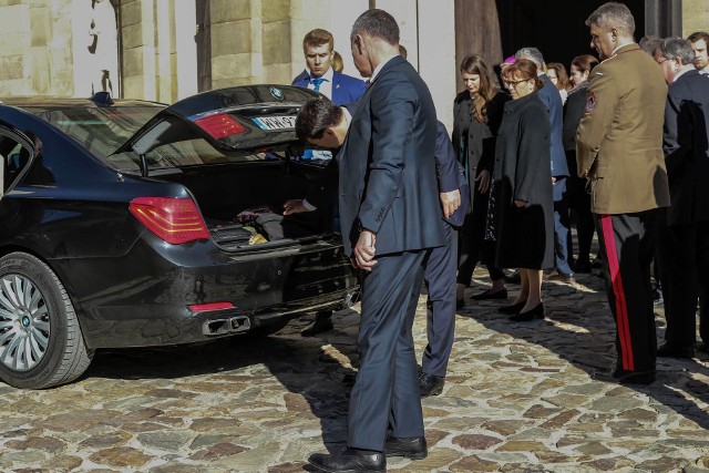 Prezydent Republiki Węgier Janos Ader wyjmuje z bagażnika rządowej limuzyny płaszcz przed wejściem do sanktuarium.