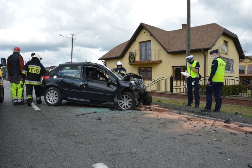 Wypadek w Srocku. Utrudnienia na DK 91. Zderzyły się ciężarówki i samochód osobowy. Pasażerka nie żyje ZDJĘCIA