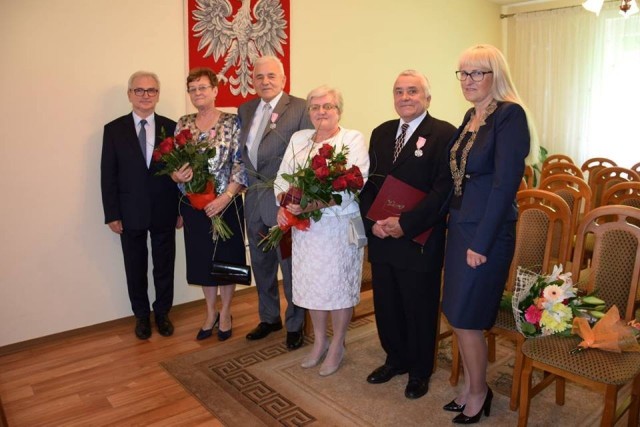 Obie pary otrzymały medale za długoletnie pozycie małżeńskie. Wręczył je w imieniu Prezydenta RP wójt gminy Lubicz  Marek Olszewski 