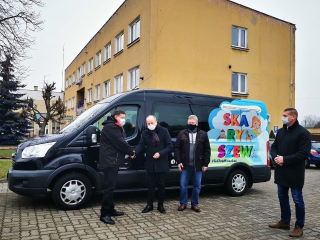 Przekazanie samochodów do użytku, z udziałem władz gminy, odbyło się przez Urzędem Miasta i Gminy w Skaryszewie.