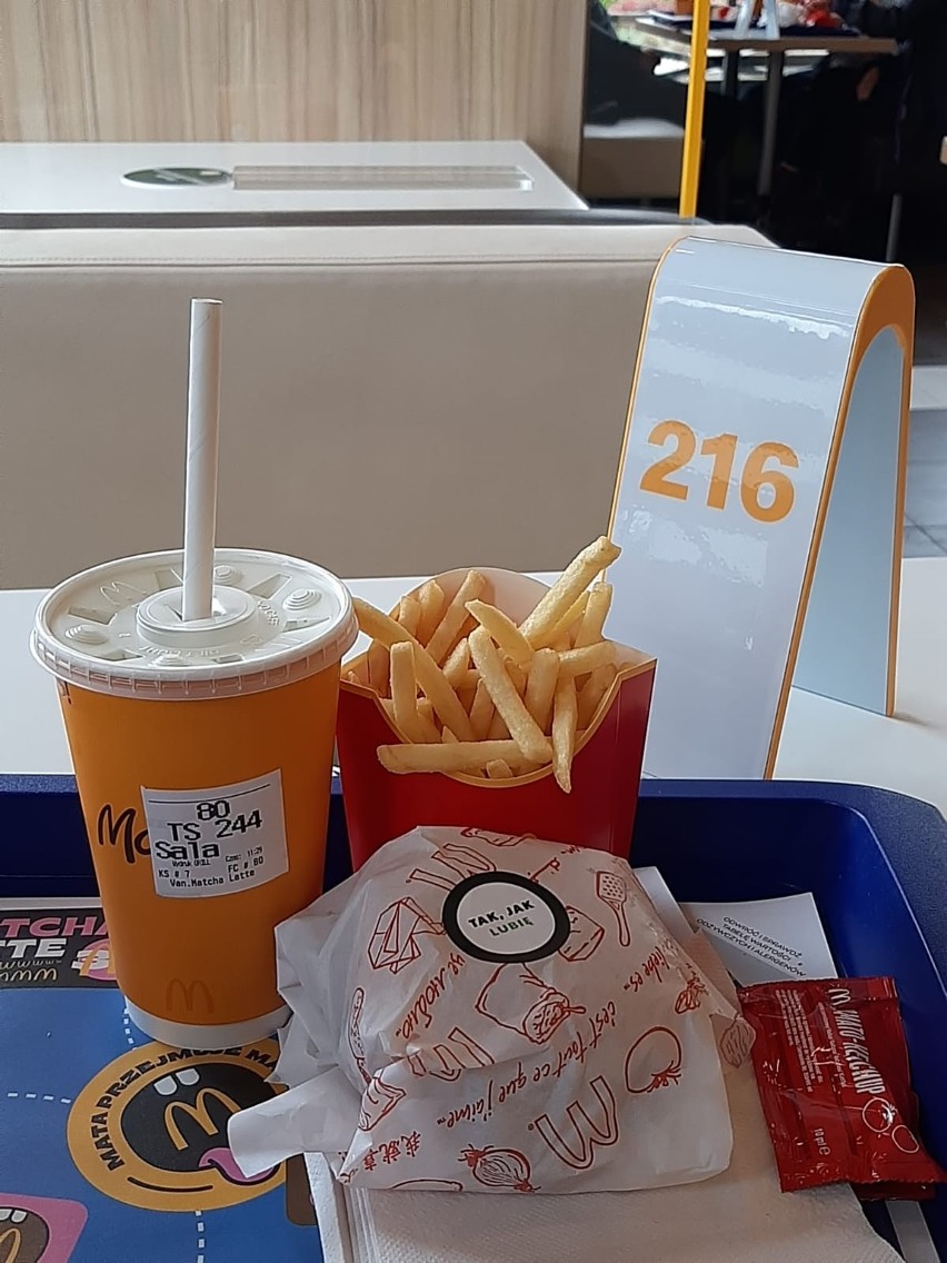 Zestaw Maty w McDonald's to szaleństwo. Fani rapera Maty ustawiają się w  kolejkach, by kupić zestawy McDonald's | Kurier Poranny