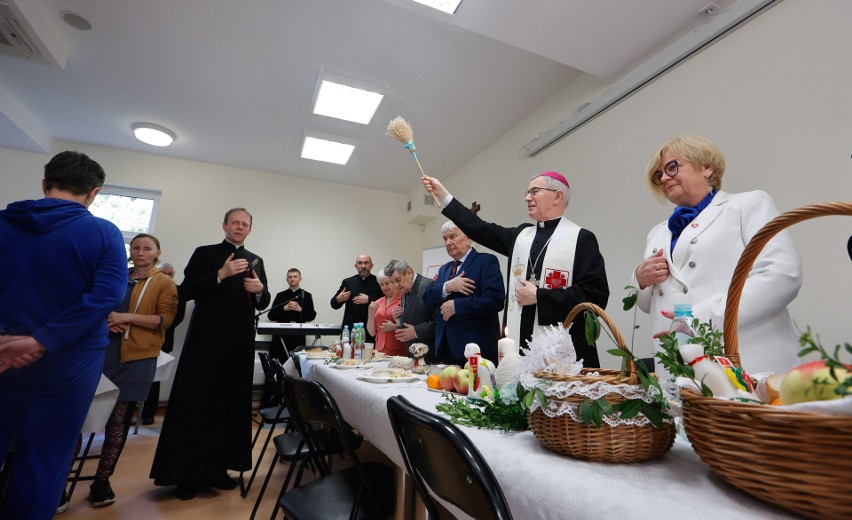 Ubodzy z Rzeszowa zjedli wspólnie wielkanocne śniadanie. To inicjatywa Caritas [ZDJĘCIA]