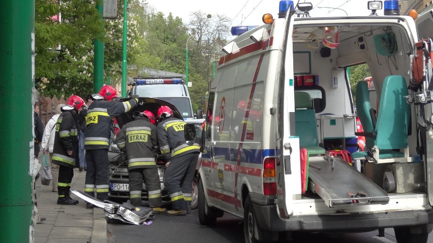 Wypadek na Grunwaldzkiej. Zderzyły się dwa samochody, nie kursują  tramwaje [ZDJĘCIA]