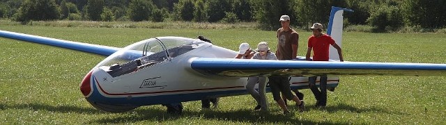 Klasa lotnicza zdawała egzamin na pilota szybowcowego  pod okiem egzaminatora z Warszawy
