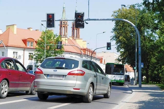Niedokładnie zakryte światła mylą kierowców na ulicy Legionowe w Białymstoku