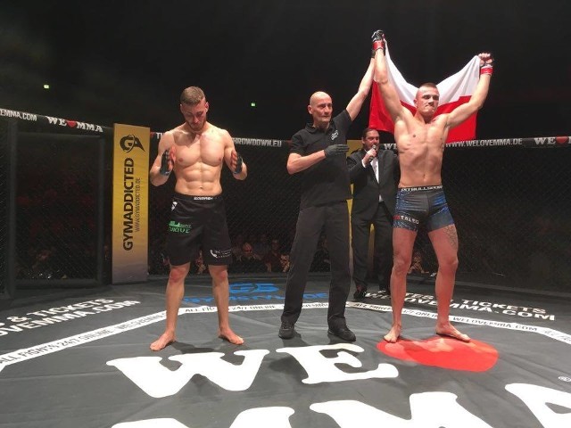 Tomasz Skrzypek (z prawej) zwyciężył w walce do 84 kg. Tomasz Sobczak swój pojedynek zremisował