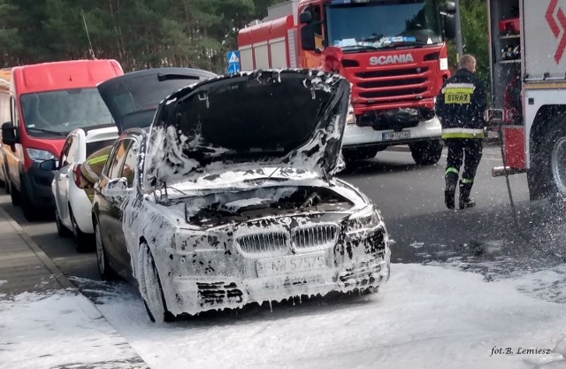 Do zwarcia instalacji elektrycznej w BMW zaparkowanym na Osiedlu Konstytucji 3 Maja w Nowej Soli doszło w niedzielę, 26 września. Natychmiastowe wezwanie strażaków zapobiegło rozprzestrzenieniu się ognia. Samochód uratowano przed spaleniem.Zobacz również: Pożar na terenie CZG w Długoszynie: