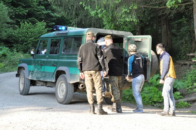 Strażnicy graniczni zatrzymali dwie grupy nielegalnych imigrantów.